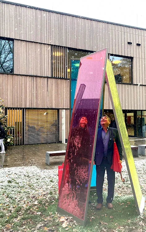 TIPI — die drei Öffnungen laden zum Begehen ein, Blick von innen nach oben