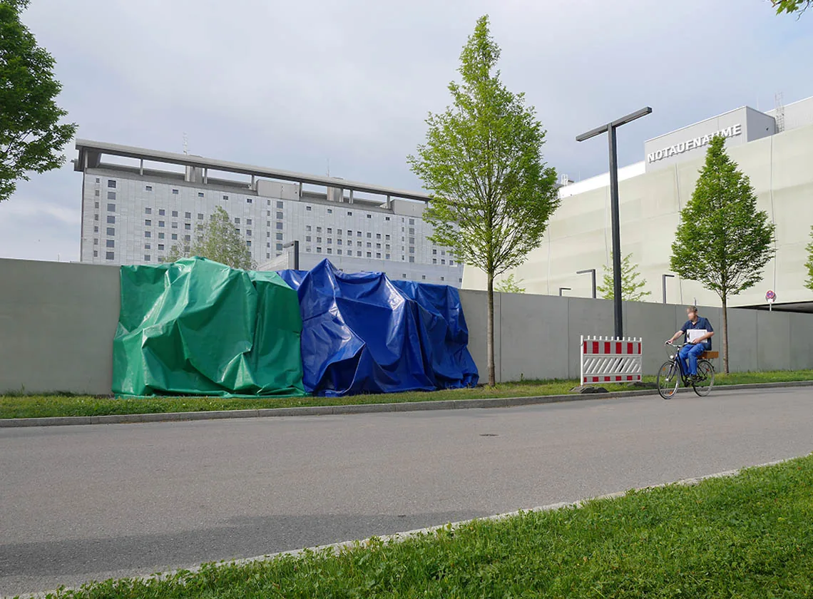 ÜBERWURF — blau-grüne Tücher auf der Betonmauer am OP-Zentrum, Klinikum der Universität München Großhadern, 2017