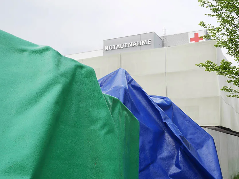 ÜBERWURF — blau-grüne Tücher vor der Notaufnahme, Klinikum Großhadern