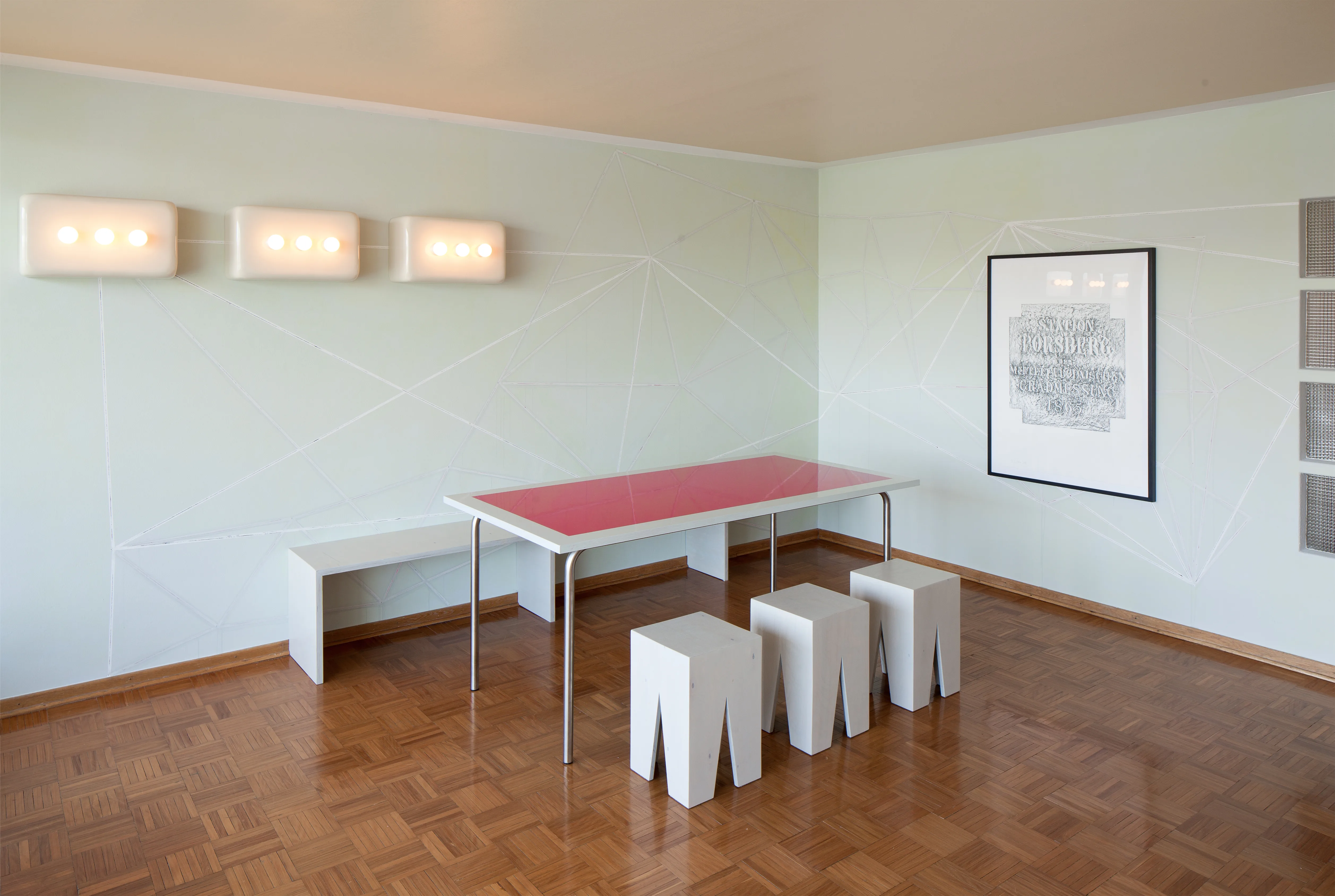 Verlasse mich nie — die Museumswohnung des Arp Museums, Gesamtgestaltung von Schuh/Volkmer: hellgraue Möbel, himbeerroter Tisch, Liniengeflechte auf pastellgrünem Grund, 2014